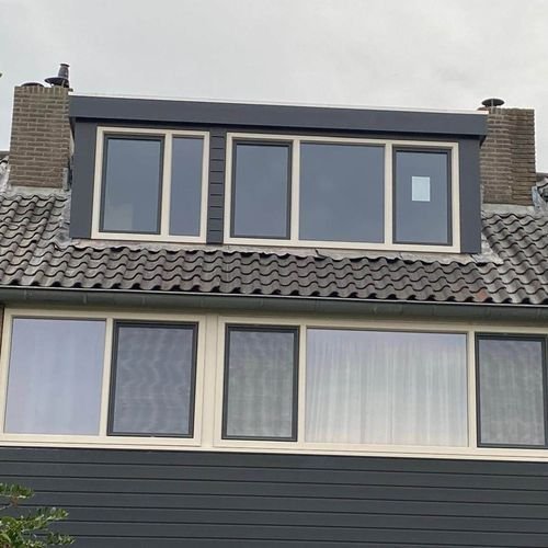 Een hellend dak met dakisolatie